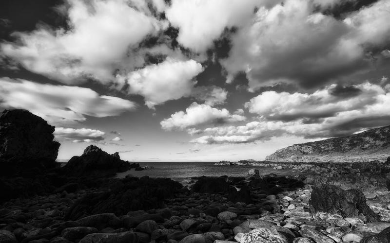 绝望心境的视觉诠释 雨滴滑落模糊的窗玻璃,窗外世界朦胧而遥远,象征困顿与无助